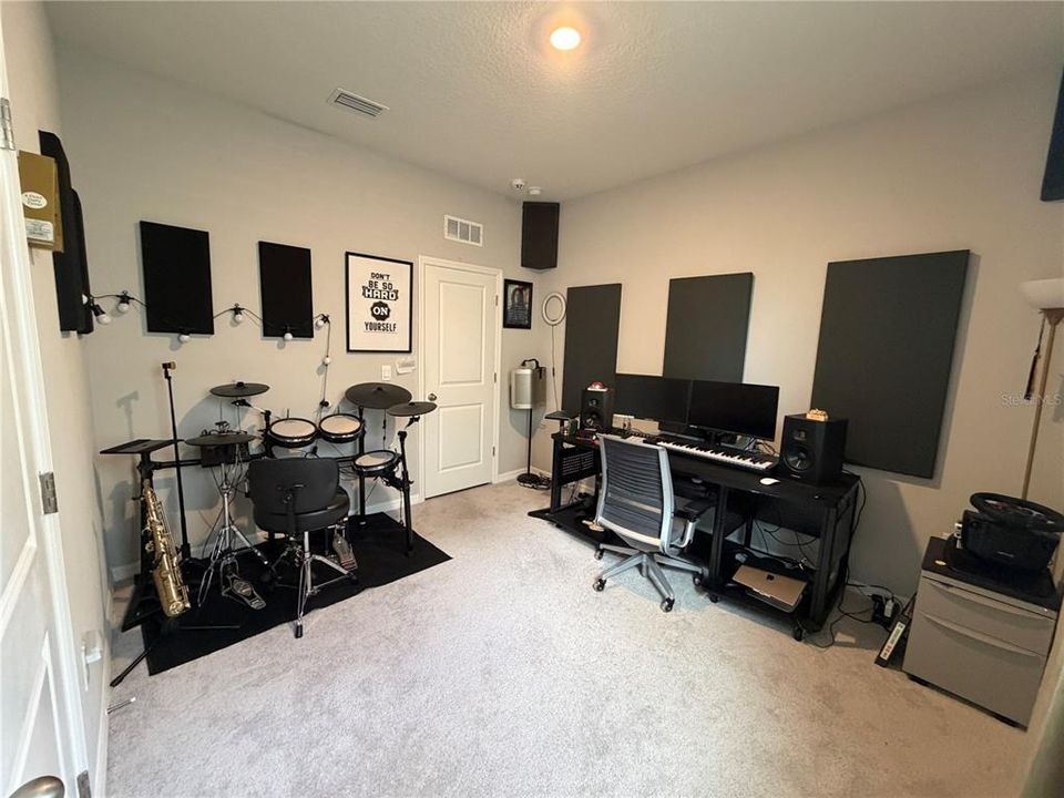 For Rent: $2,695 (4 beds, 2 baths, 2035 Square Feet)