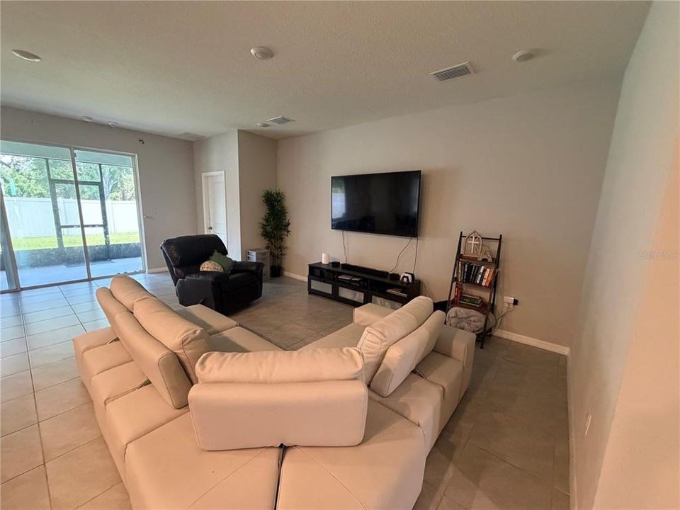 For Rent: $2,695 (4 beds, 2 baths, 2035 Square Feet)
