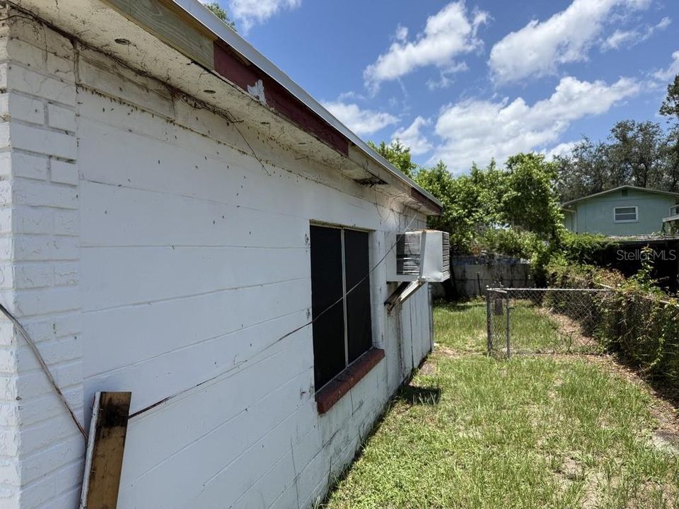 For Sale: $229,900 (3 beds, 1 baths, 1060 Square Feet)