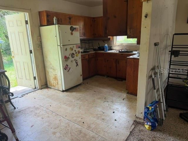 For Sale: $229,900 (3 beds, 1 baths, 1060 Square Feet)