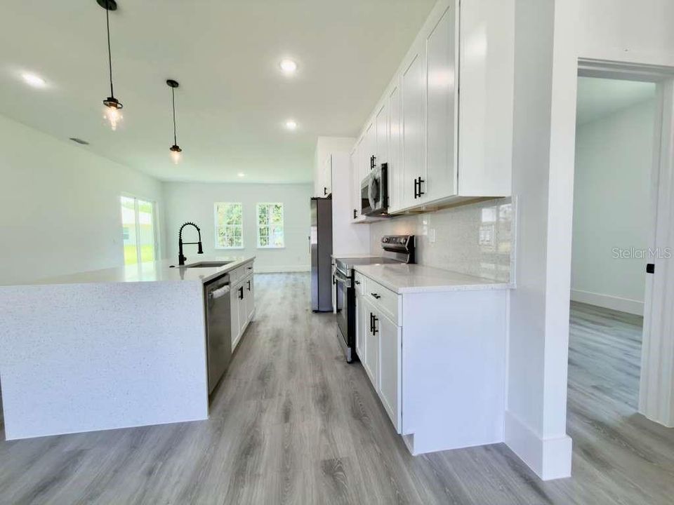 For Sale: $335,000 (4 beds, 3 baths, 1896 Square Feet)