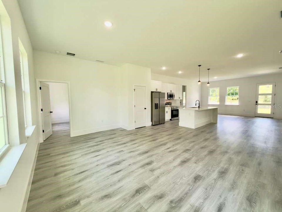 For Sale: $335,000 (4 beds, 3 baths, 1896 Square Feet)