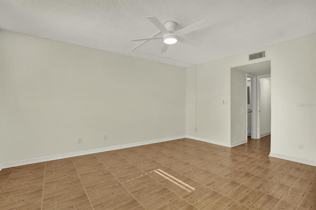 На продажу: $149,900 (2 спален, 2 ванн, 1035 Квадратных фут)