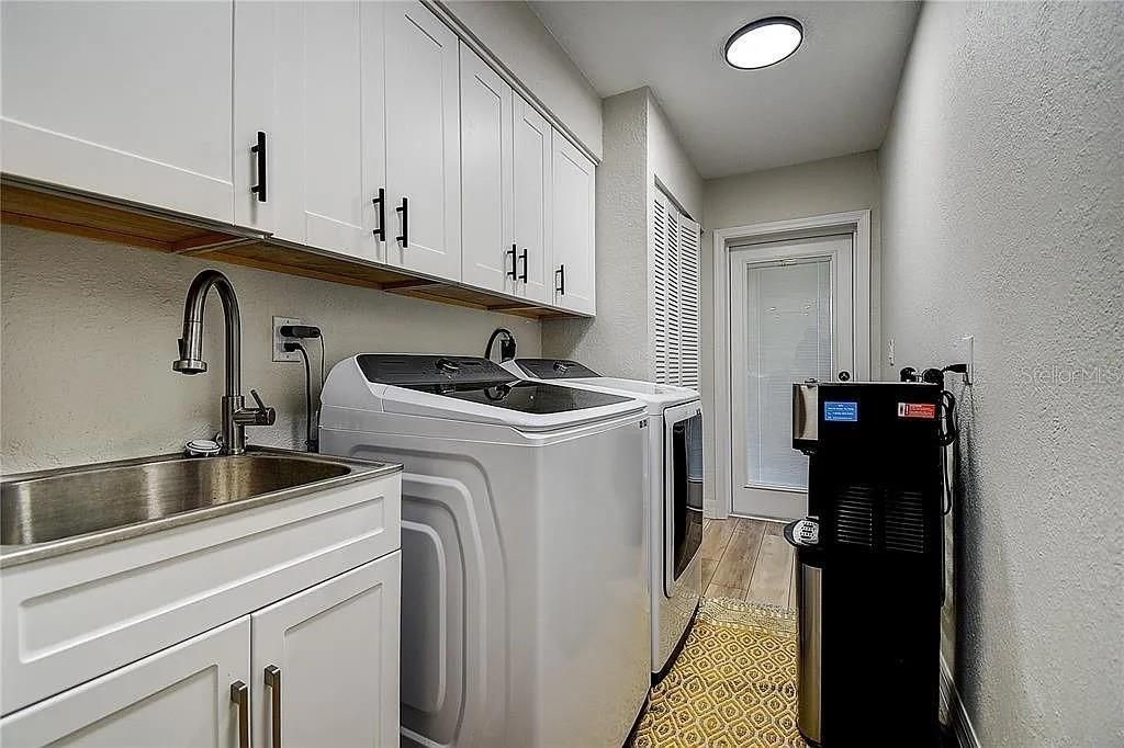 For Sale: $775,000 (4 beds, 3 baths, 2620 Square Feet)