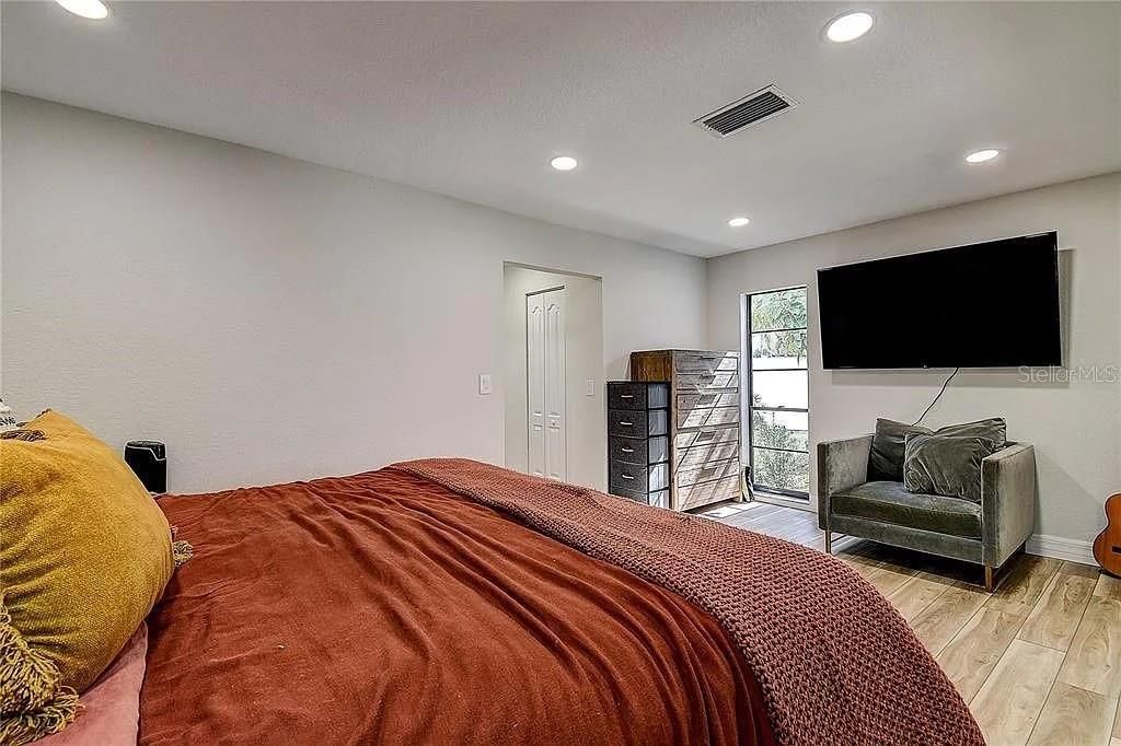 For Sale: $775,000 (4 beds, 3 baths, 2620 Square Feet)