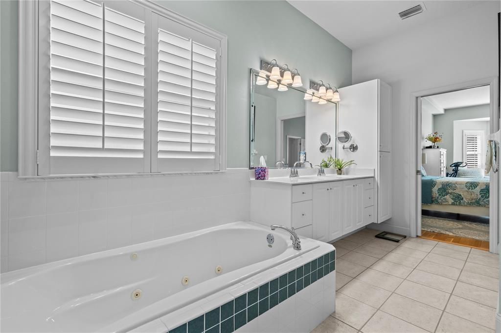 For Sale: $599,000 (4 beds, 2 baths, 2432 Square Feet)
