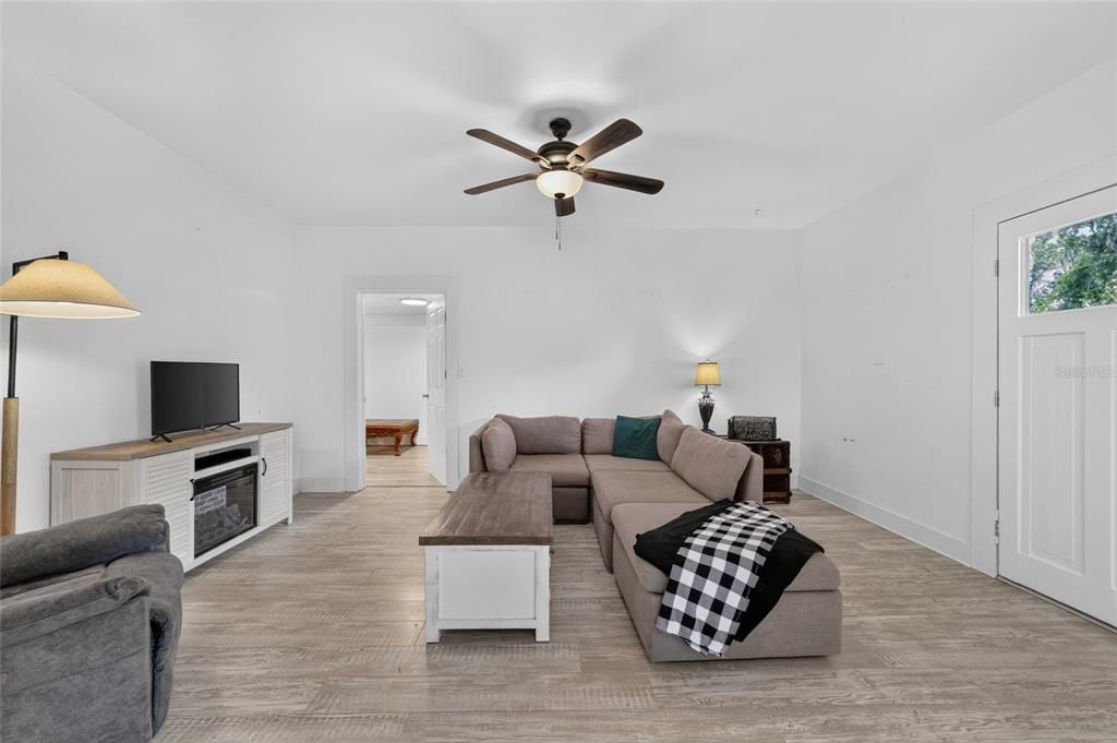 For Sale: $249,900 (3 beds, 2 baths, 1386 Square Feet)