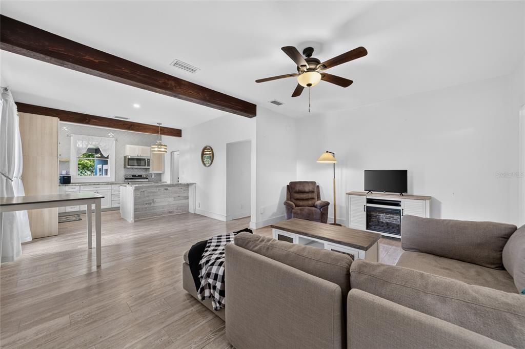 For Sale: $249,900 (3 beds, 2 baths, 1386 Square Feet)