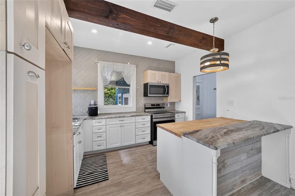 For Sale: $249,900 (3 beds, 2 baths, 1386 Square Feet)