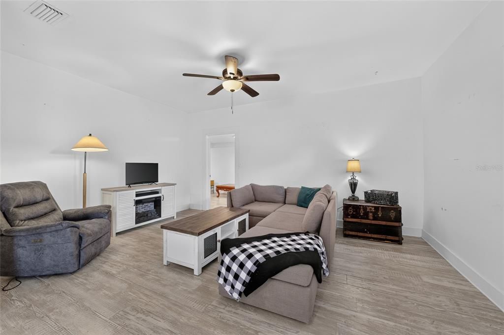 For Sale: $249,900 (3 beds, 2 baths, 1386 Square Feet)