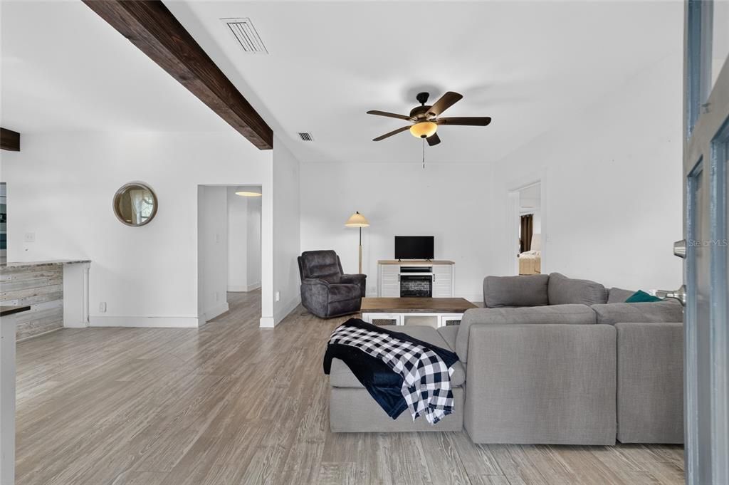 For Sale: $249,900 (3 beds, 2 baths, 1386 Square Feet)