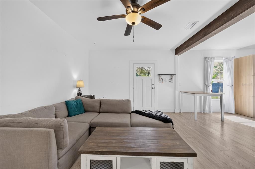 For Sale: $249,900 (3 beds, 2 baths, 1386 Square Feet)