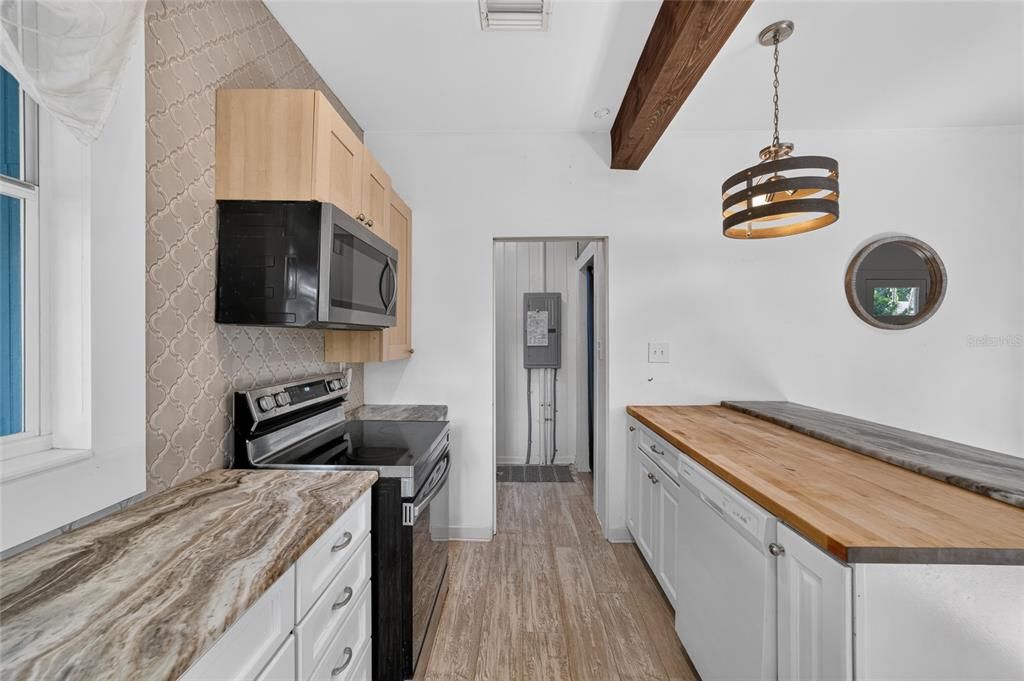 For Sale: $249,900 (3 beds, 2 baths, 1386 Square Feet)