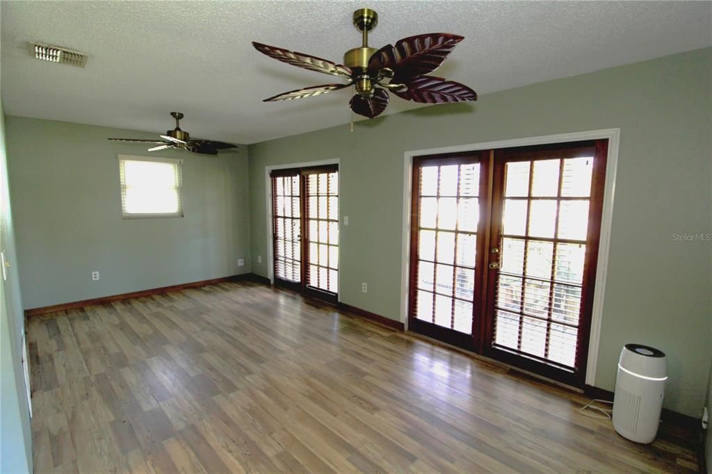For Sale: $249,000 (1 beds, 1 baths, 750 Square Feet)