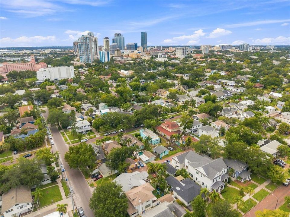 合同活跃: $974,470 (2 贝兹, 2 浴室, 1241 平方英尺)
