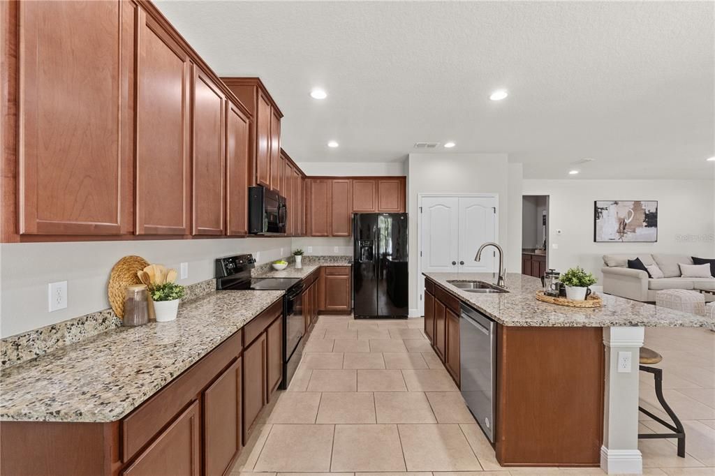 Activo con contrato: $520,000 (4 camas, 3 baños, 2535 Pies cuadrados)