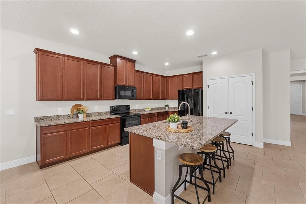 Activo con contrato: $520,000 (4 camas, 3 baños, 2535 Pies cuadrados)
