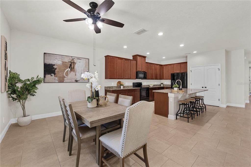 Activo con contrato: $520,000 (4 camas, 3 baños, 2535 Pies cuadrados)
