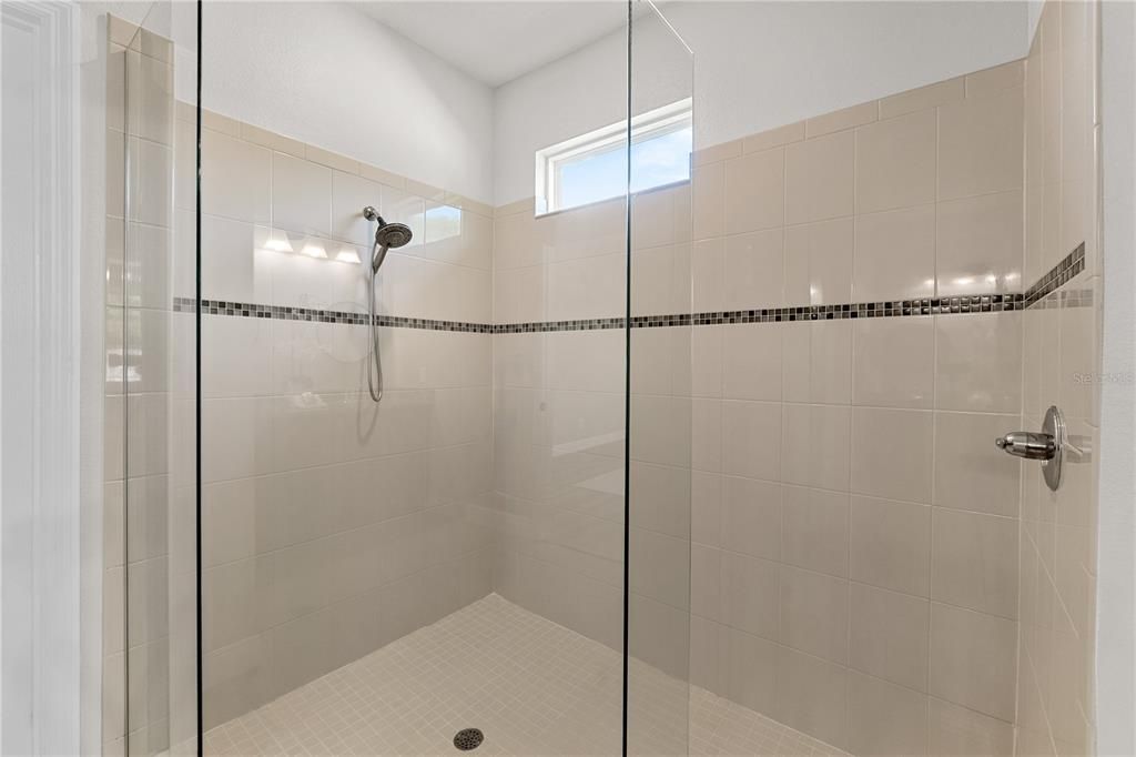 Activo con contrato: $520,000 (4 camas, 3 baños, 2535 Pies cuadrados)