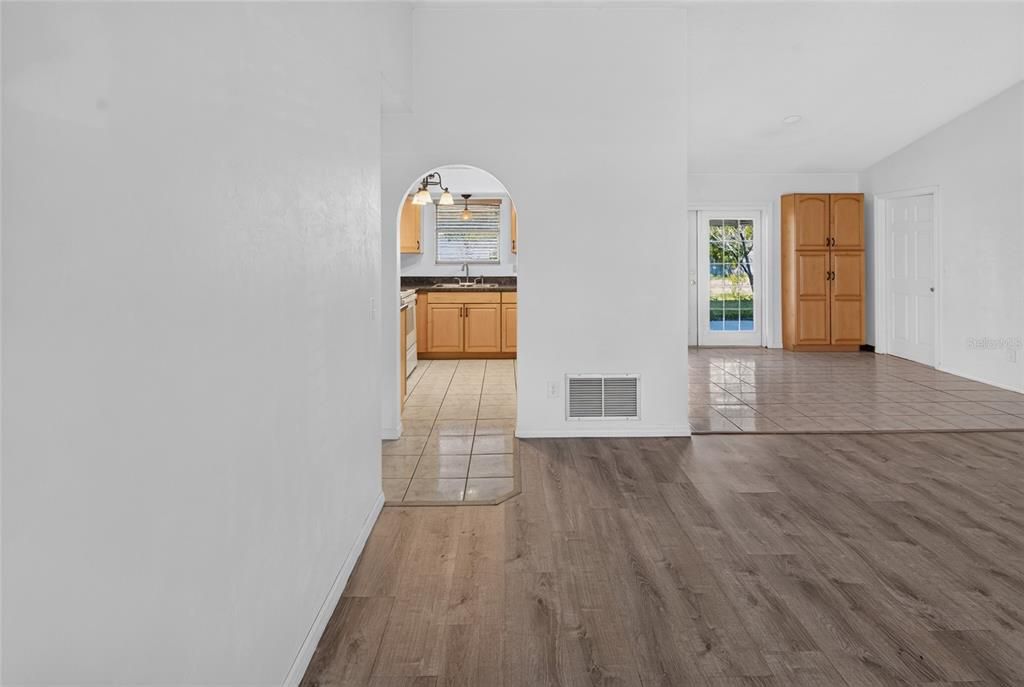 For Sale: $289,000 (3 beds, 2 baths, 1255 Square Feet)