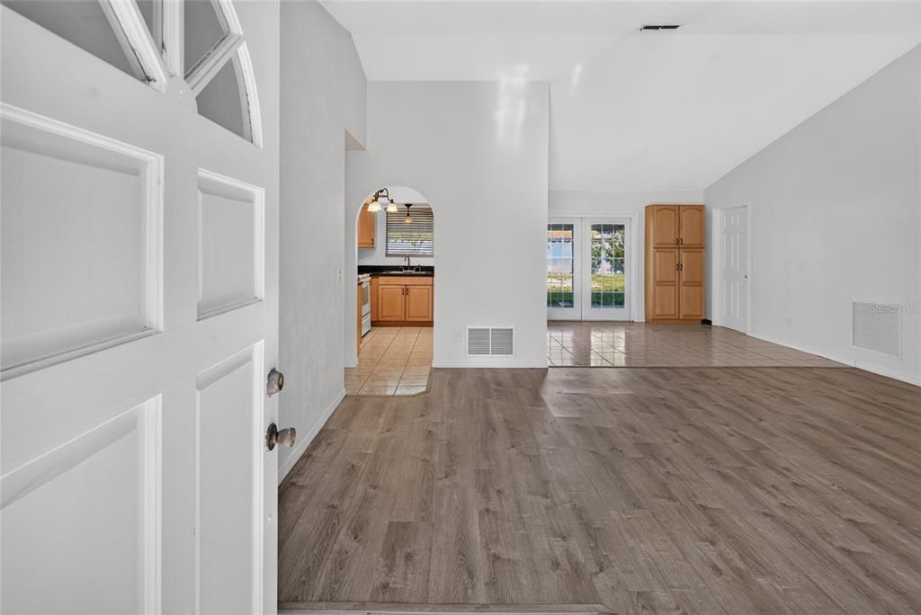 For Sale: $289,000 (3 beds, 2 baths, 1255 Square Feet)