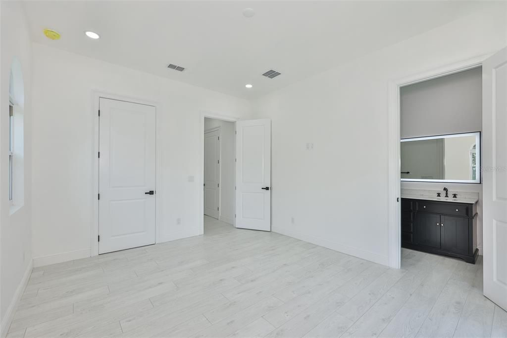 В аренду: $4,200 (4 спален, 2 ванн, 2098 Квадратных фут)