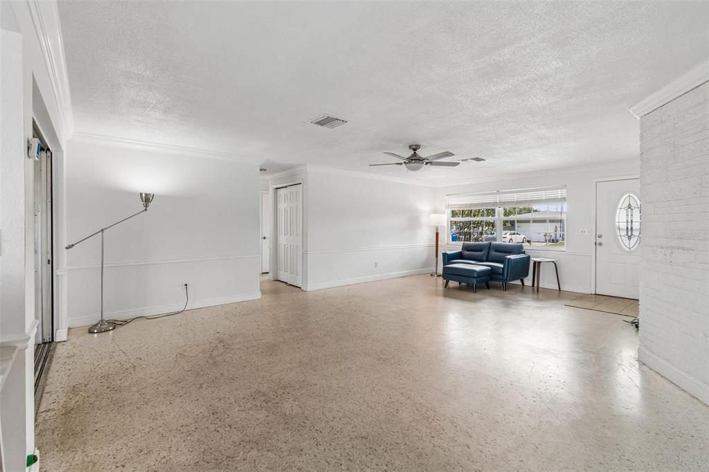 Activo con contrato: $368,000 (2 camas, 2 baños, 1338 Pies cuadrados)