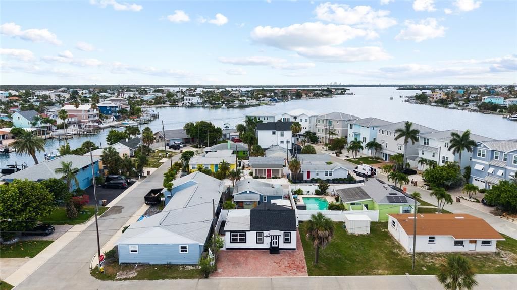 For Sale: $465,000 (3 beds, 2 baths, 686 Square Feet)