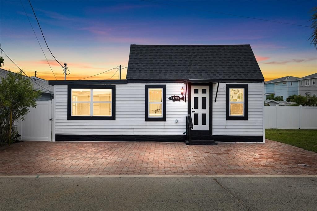For Sale: $465,000 (3 beds, 2 baths, 686 Square Feet)