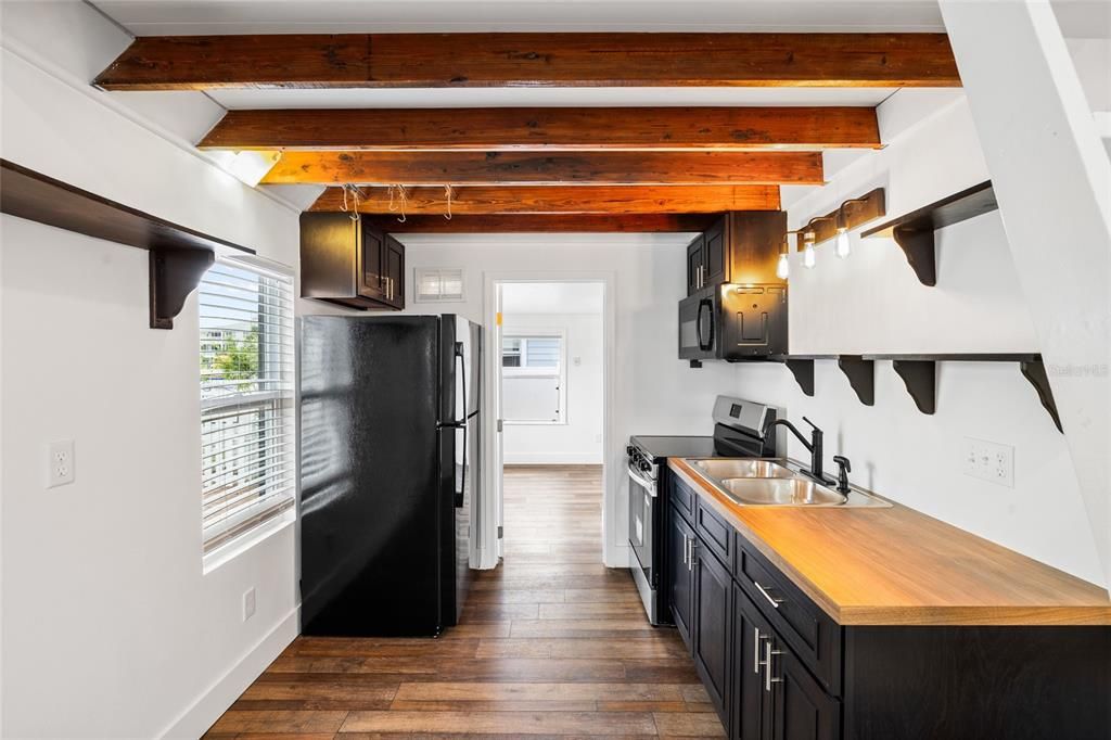 For Sale: $465,000 (3 beds, 2 baths, 686 Square Feet)