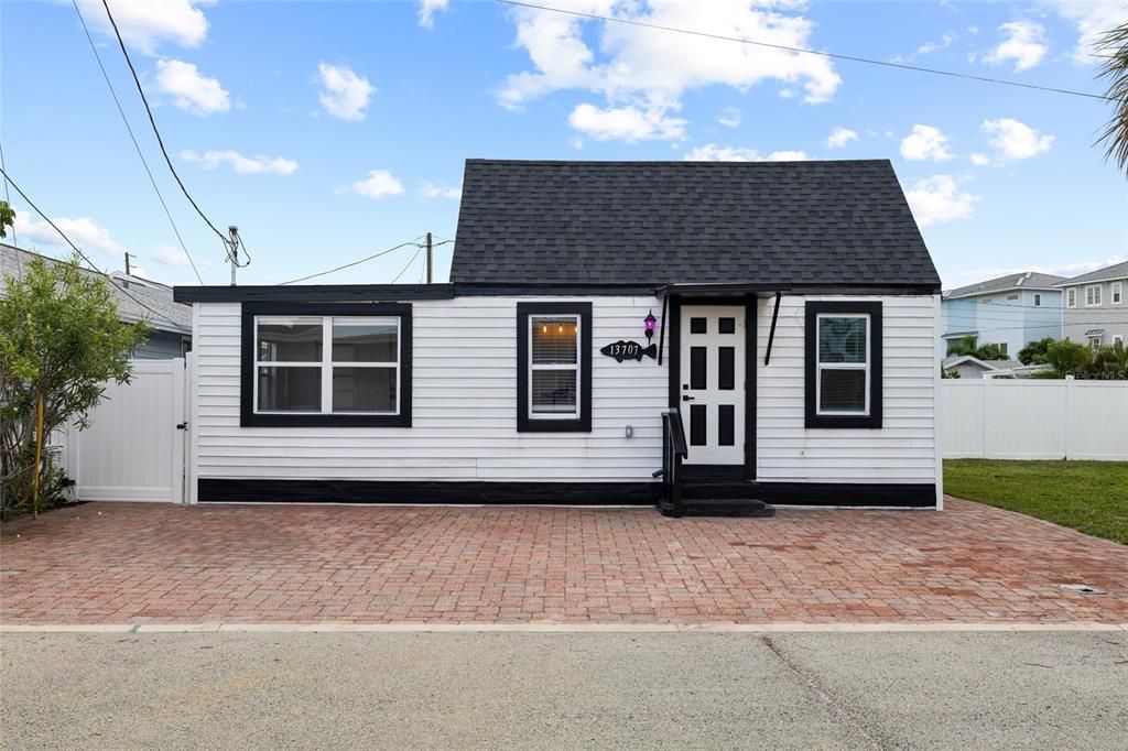 For Sale: $465,000 (3 beds, 2 baths, 686 Square Feet)