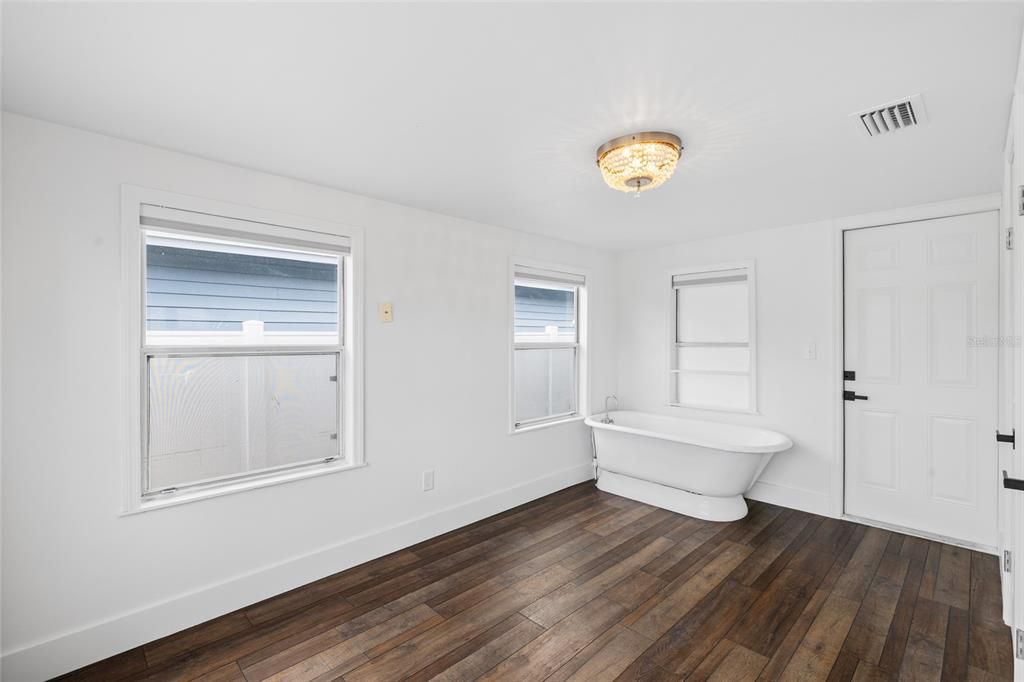 For Sale: $465,000 (3 beds, 2 baths, 686 Square Feet)