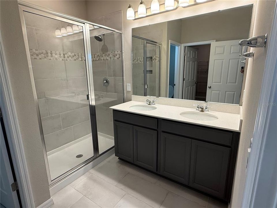 For Rent: $2,850 (4 beds, 2 baths, 1956 Square Feet)