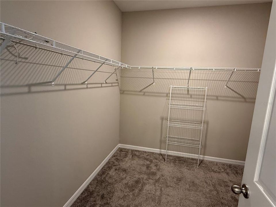 For Rent: $2,850 (4 beds, 2 baths, 1956 Square Feet)