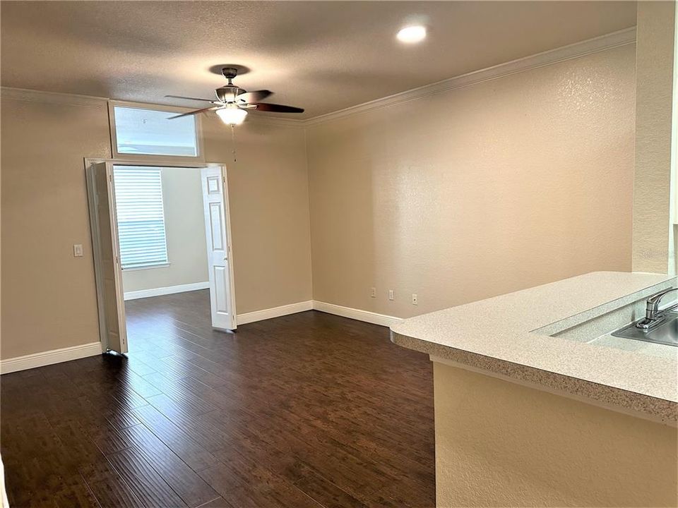 For Rent: $1,650 (2 beds, 1 baths, 890 Square Feet)