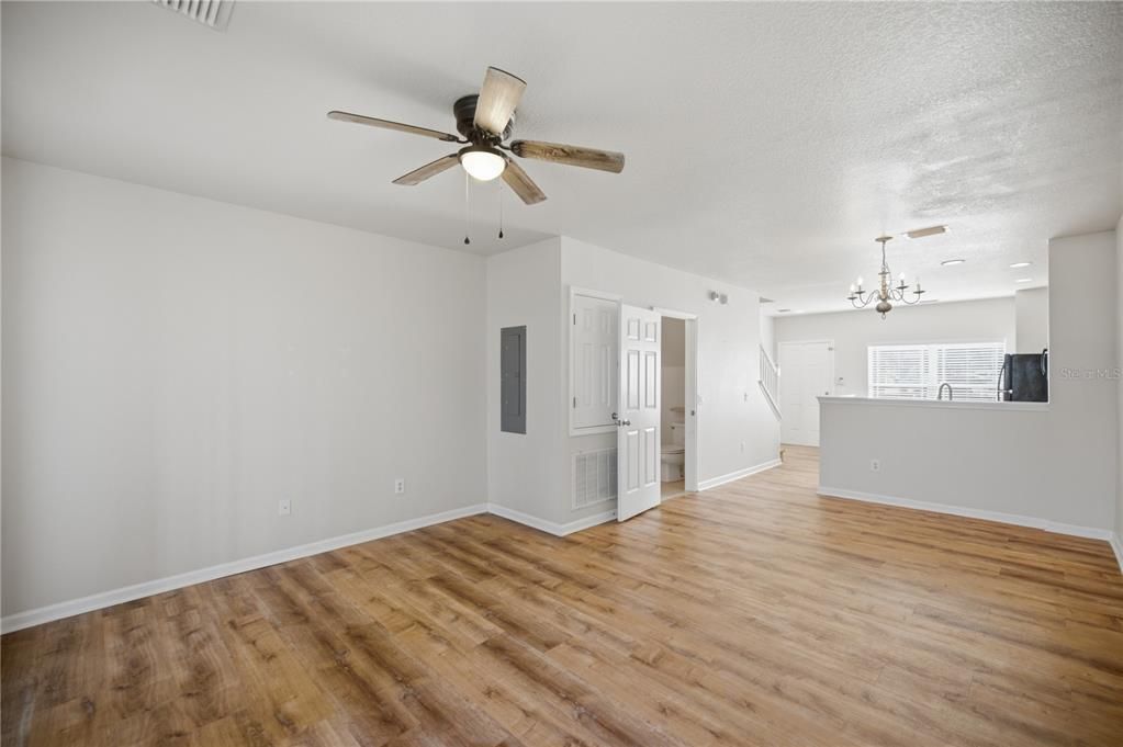 For Sale: $165,000 (2 beds, 2 baths, 1134 Square Feet)