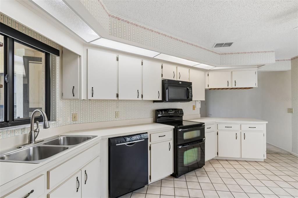 For Sale: $269,900 (2 beds, 2 baths, 1775 Square Feet)
