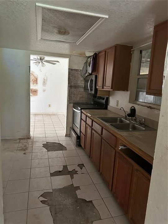 For Sale: $139,900 (3 beds, 3 baths, 1618 Square Feet)