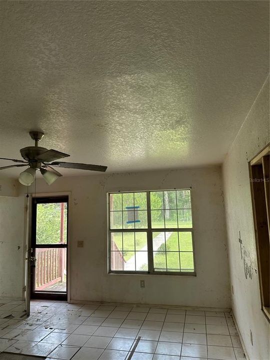 For Sale: $139,900 (3 beds, 3 baths, 1618 Square Feet)