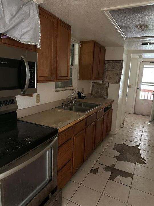 For Sale: $139,900 (3 beds, 3 baths, 1618 Square Feet)