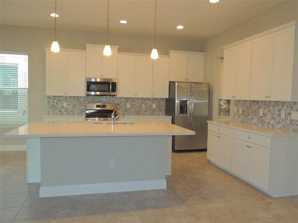 For Rent: $3,260 (3 beds, 2 baths, 2605 Square Feet)