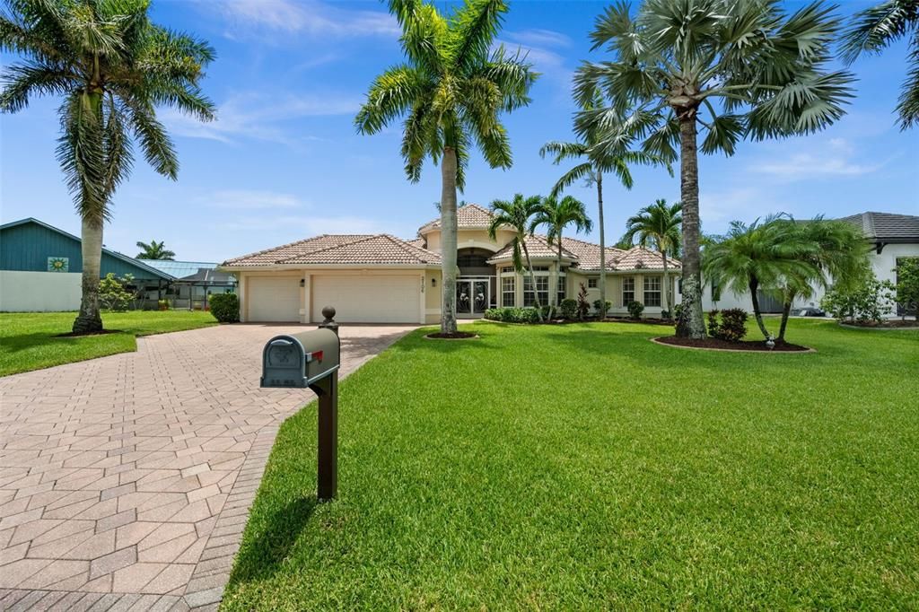 For Sale: $915,000 (3 beds, 3 baths, 2377 Square Feet)