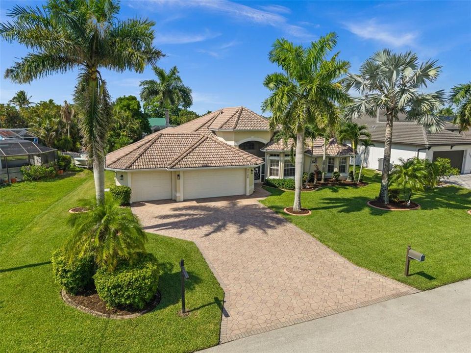 For Sale: $915,000 (3 beds, 3 baths, 2377 Square Feet)
