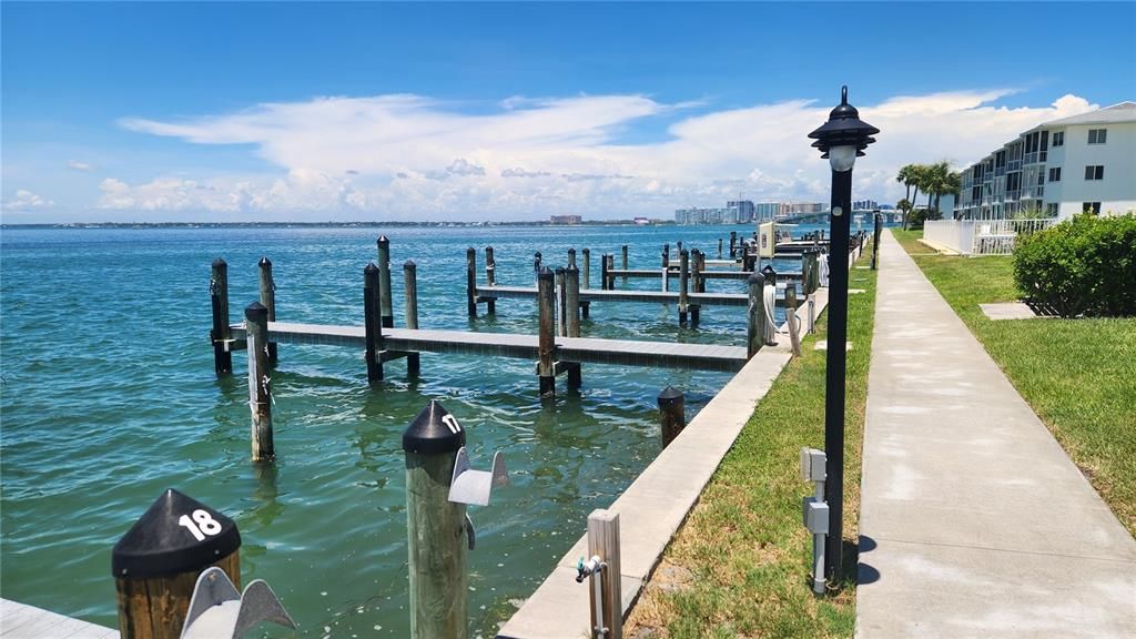 For Sale: $585,000 (2 beds, 2 baths, 882 Square Feet)