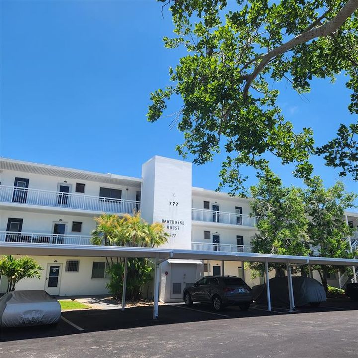 For Sale: $585,000 (2 beds, 2 baths, 882 Square Feet)