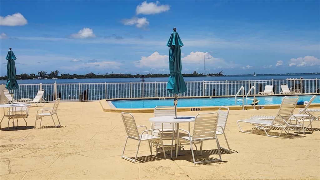 For Sale: $585,000 (2 beds, 2 baths, 882 Square Feet)