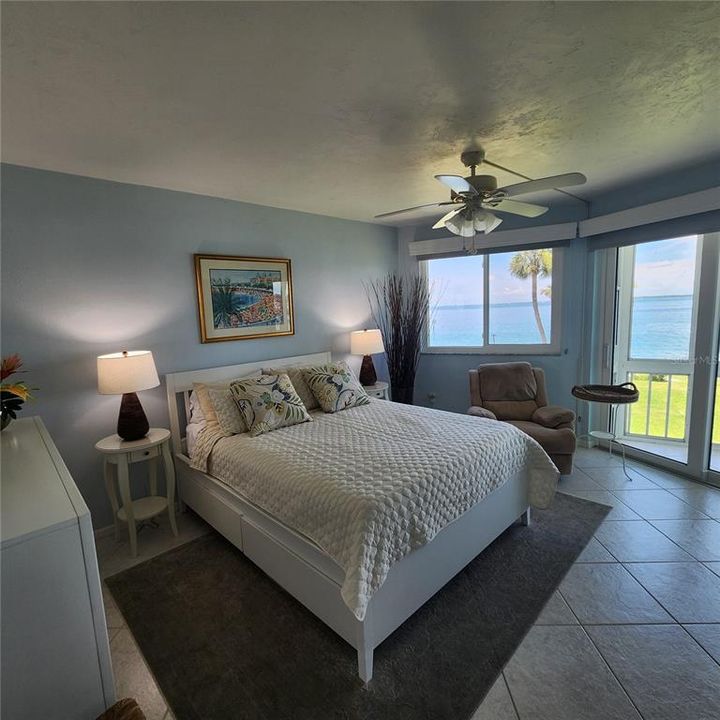 For Sale: $585,000 (2 beds, 2 baths, 882 Square Feet)
