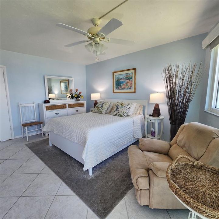 For Sale: $585,000 (2 beds, 2 baths, 882 Square Feet)