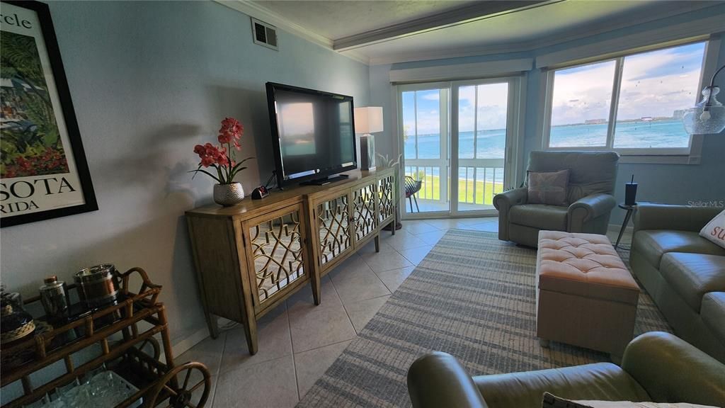 For Sale: $585,000 (2 beds, 2 baths, 882 Square Feet)