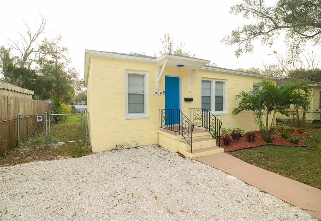 For Sale: $319,500 (3 beds, 1 baths, 884 Square Feet)